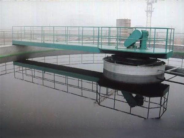 中心轉(zhuǎn)動刮泥機